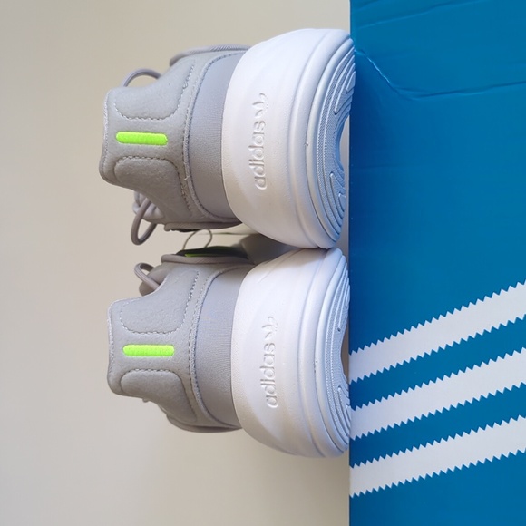 adidas Ozelia Women's Athletic Shoe - Picture 5 of 6